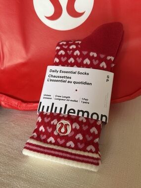 lululemon athletica woman’s Valentine’s Day heart socks